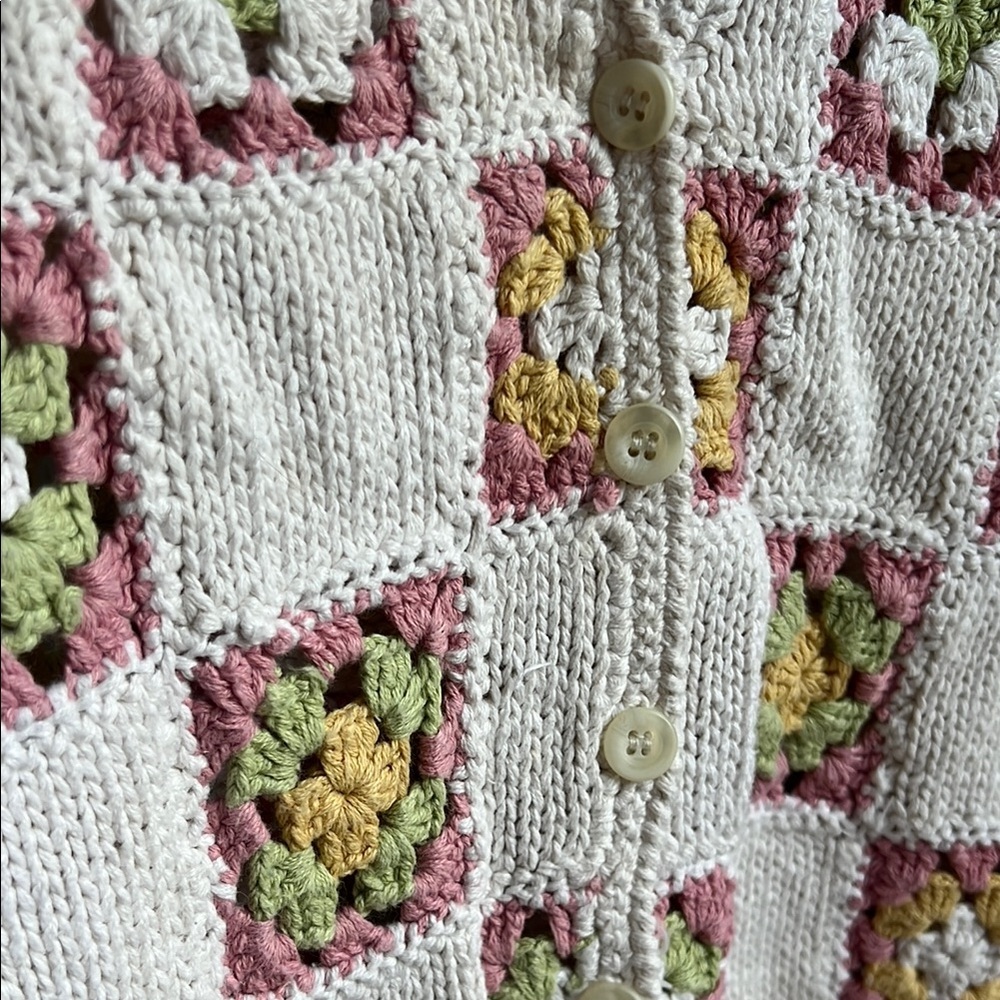 Floral Crochet Button-Up Vest - Cream and Pink Liz Claiborne size 12 - Picture 3 of 4